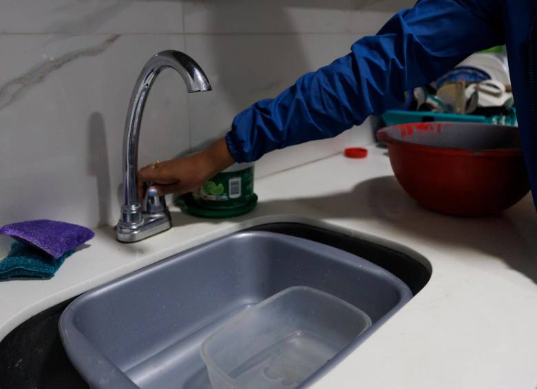 Los habitantes del barrio Villas de la Paz buscan cocas, baldes o cualquier recipiente que les sirva para guardar agua. Foto: Camilo Suárez