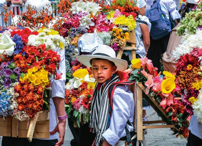 Cerca de 600 niños participaron en un recorrido de un kilómetro por las vías del corregimiento de Santa Elena. Se vieron flores de todos los colores en pequeñas silletas. FOTOS JAIME PÉREZ