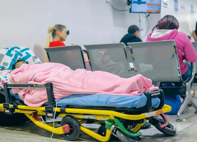 Una adulta mayor aguarda en una camilla situada en una sala de espera mientras es atendida en un hospital de Medellín. La Alcaldía tuvo que declarar la emergencia hospitalaria. FOTO Cortesía Alcaldía de Medellín