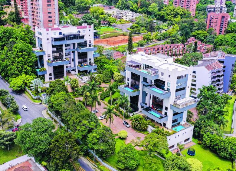 El edificio Banares está ubicado en la loma de Los González, allí vivió durante años el exgobernador Luis Pérez y la propiedad quedó en manos hace pocos meses de un hombre que, dicen, hace fiestas ruidosas y largas. Foto: Andrés Camilo Suárez Echeverry
