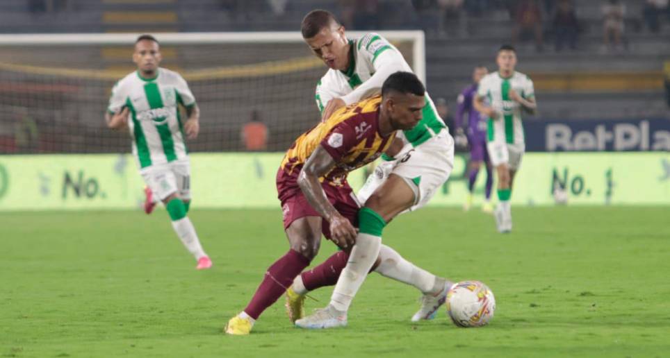 En la imagen aparece el jugador de Nacional Nelson Deossa disputando el balón con un rival durante el empate 2-2 frente al Tolima en la última fecha de la fase de todos contra todos. FOTO colprensa