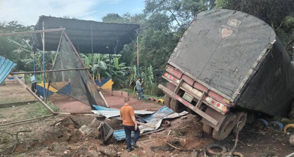 Los restos del aparatoso accidente de un tractocamión sin frenos. FOTO: Twitter @transitobucara