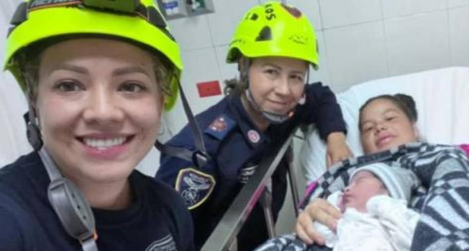 Momento que los bomberos compartieron por la felicidad del nacimiento del bebé. FOTO: Instagram @bomberos_el_carmen_de_vibor