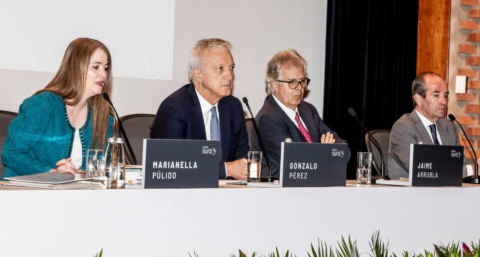 Sin los integrantes de junta directiva del Grupo Sura que representan a la familia Gilinski se celebró ayer la asamblea extraordinaria de accionistas, en el Teatro Suramericana de Medellín. FOTO Jaime Pérez