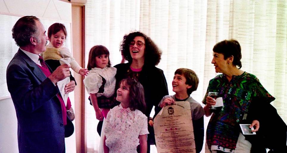 Manuel Mejía con su familia: Valeria, Adelaida, María José, Pablo Mateo y su esposa entonces, Dora Luz, y su suegra, la artista Dora Ramírez. Foto: Jairo Osorio.