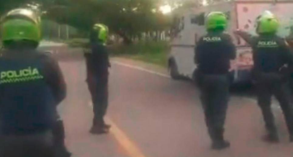 Policia consiguió la captura de tres personas que robaron un carro de valores en Valledupar. Foto: Pantallazo de video redes sociales. 