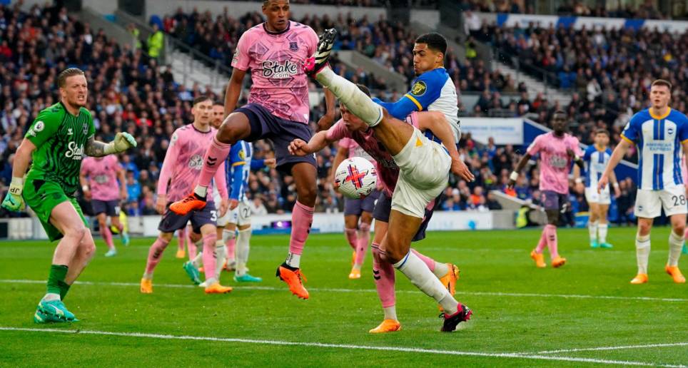 Yerry Mina fue una de las figuras del Everton en el triunfo sobre el Brhgton. Con esa victoria, los “Toffes” salieron de la zona de descenso a la segunda división inglesa. FOTO: TOMADA DEL TWITTER DE @golesendir_