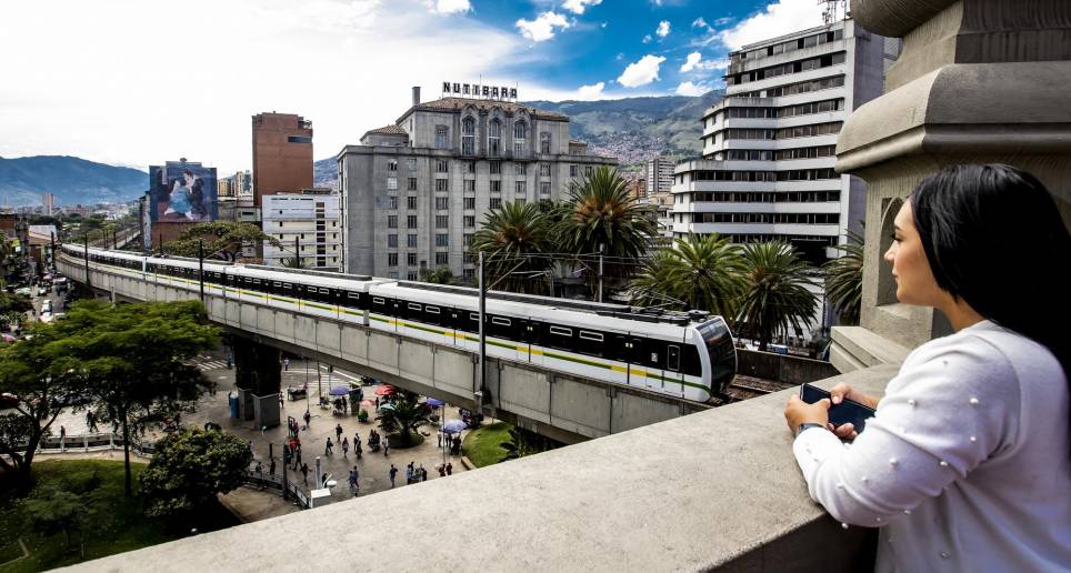 Panorámica del Metro de Medellín en su paso por la estación Parque Berrío