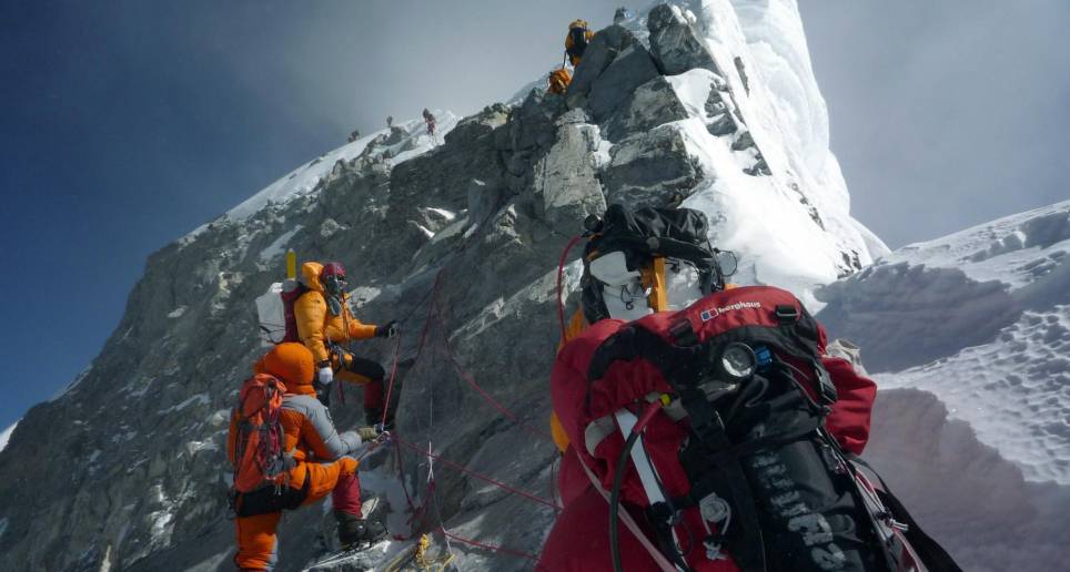 La mayoría de los candidatos estarán acompañados por guías, lo que significa que más de 900 montañistas. FOTO: AFP