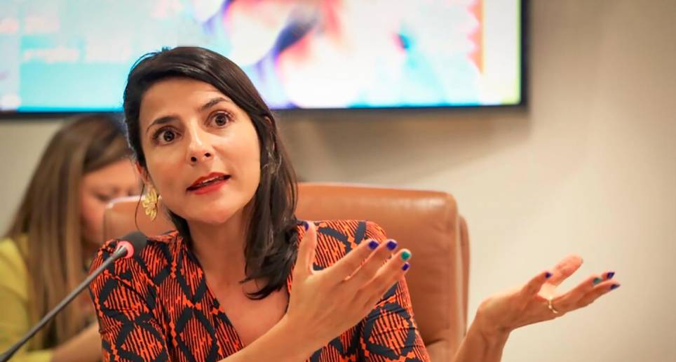 La ministra de Minas y Energía, Irene Vélez, ha protagonizado dos escándalos esta semana: uno por el millonario contrato de su esposo con el Estado, y otro por la salida irregular de su hijo. FOTO cortesía