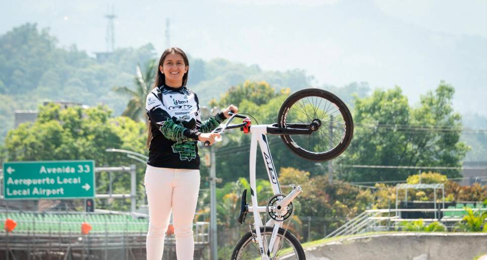 Valentina Muñoz, de 20 años de edad, buscará darles batalla a las corredoras de la categoría sub-23 en el Mundial en Reino Unido desde la próxima semana. FOTO CORTESÍA DUVÉR PÉREZ-BMX Antioquia