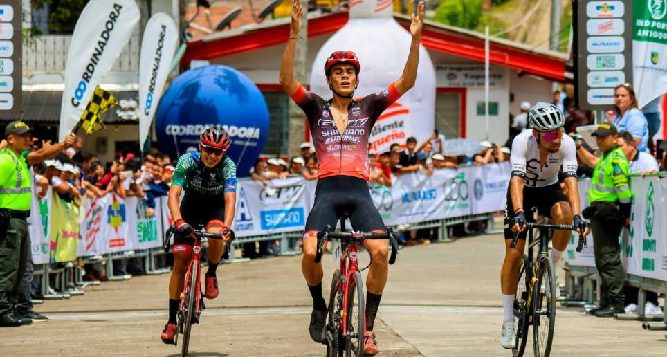 El corredor William Colorado celebra su victoria en la tercera etapa de la Vuelta a Antioquia, en su llegada a Tapartó, en Andes. CORTESÍA VUELTA A ANTIOQUIA
