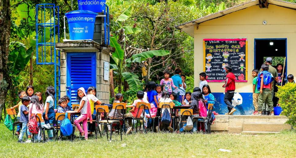 Increíble: 87 niños reciben clases en escuela de pueblo de Antioquia donde solo caben 20