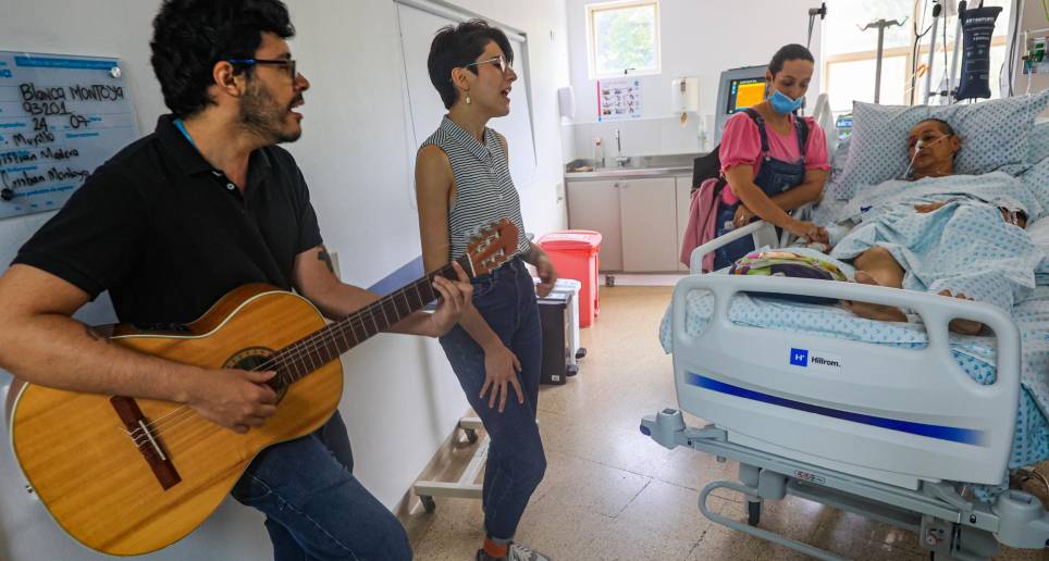 María José y Anderson son los únicos músicos que tiene la clínica para cantarles con amor a los pacientes internados y a sus familiares y cuidadores. Foto: MANUEL SALDARRIAGA QUINTERO.
