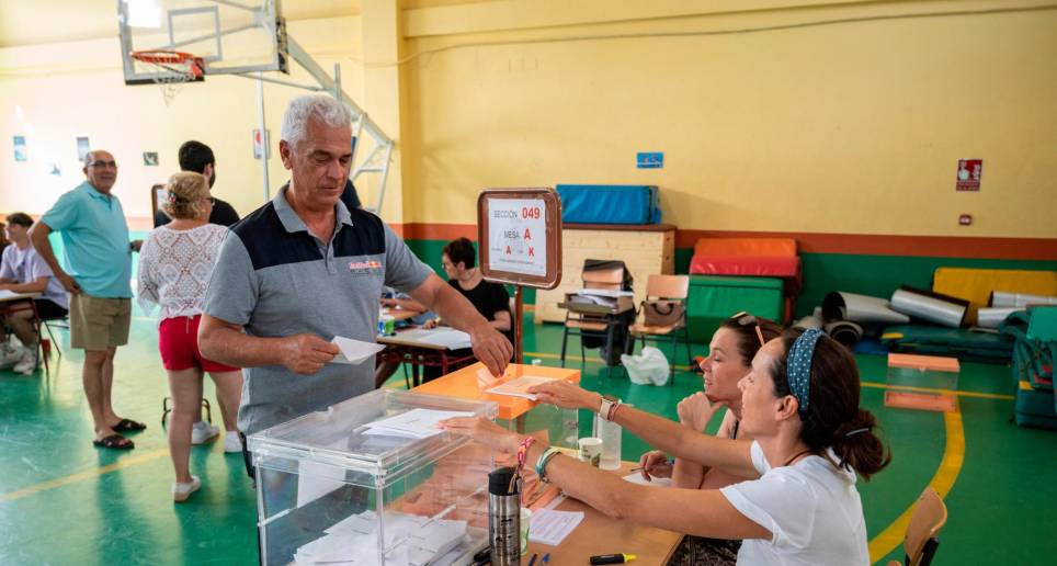 Se estima que 7 de cada 10 españoles habilitados para votar participaron en las elecciones parlamentarias. El voto por correo fue fundamental para impulsar la participación. FOTO getty