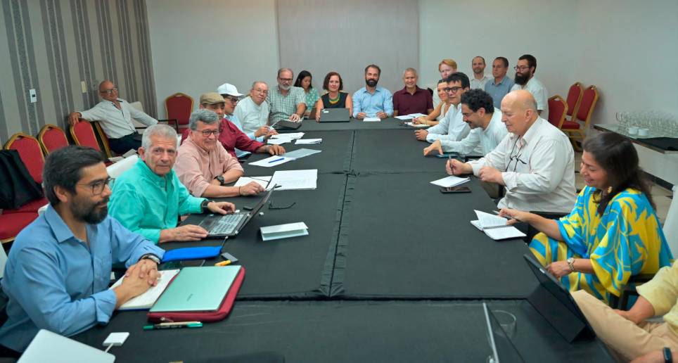 Esta es la imagen más reciente de la mesa de negociación en Cuba. A la izquierda se ve el integrante del ELN, Aureliano Carbonell; a la derecha, al jefe de la delegación del Gobierno, Otty Patiño. FOTO cortesía