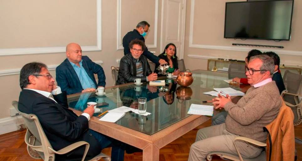 Esta semana el presidente Gustavo Petro se reunió con el firmante de paz y senador, Rodrigo Londoño, para hablar sobre la implementación del Acuerdo de paz y la seguridad de los exFarc. FOTO cORTESÍA