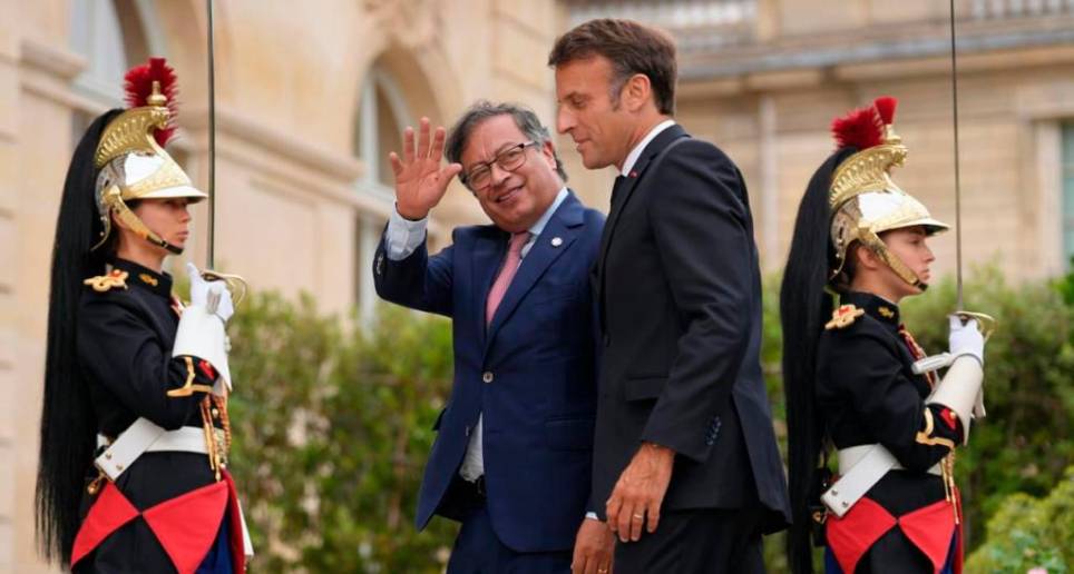 El Presidente fue recibido por su homólogo de Francia, Emmanuel Macron, en el Palacio de Elíseo. Ambos acordaron impulsar una propuesta sobre cambio de deuda pública por acción climática. FOTO: PRESIDENCIA