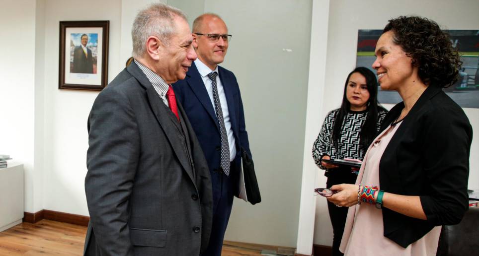 El embajador de rusa en Colombia, Nikolay Tavdumadze, en su encuentro con la ministra del deporte Astrid Rodríguez. FOTO: TOMADA DEL TWITTER DE @MinDeporteCol 