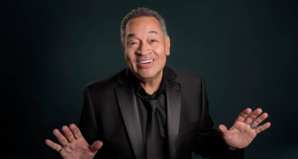 Imagen del maestro Tito Nieves, de 65 años de edad, que acaba de lanzar la canción Soy, junto a Gilberto Santa Rosa. FOTO Cortesía.