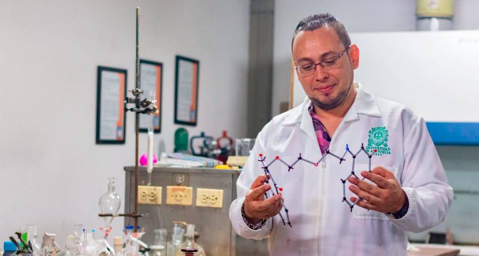 El profesor Felipe Otálvaro en su laboratorio y el compuesto patentado por la Universidad de Antioquia. FOTO Cortesía Universidad de Antioquia y Alejandra Uribe.