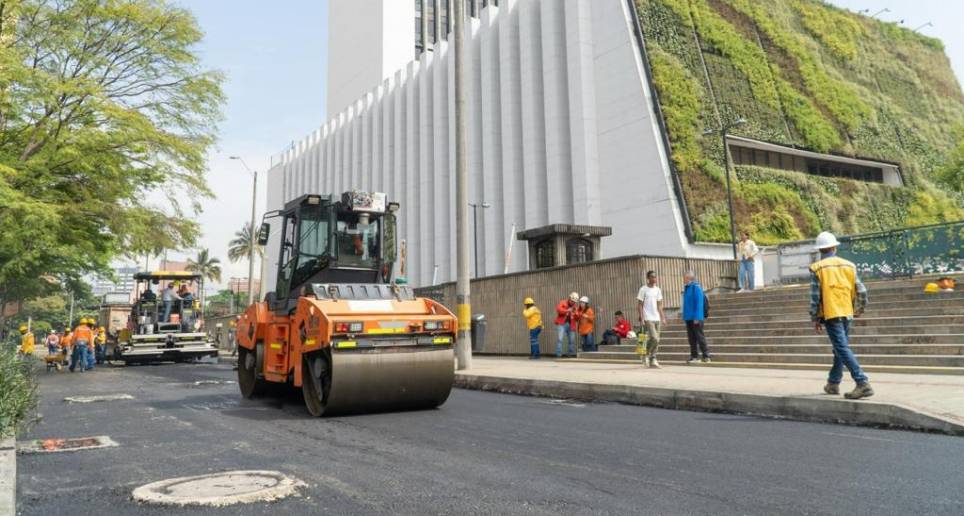 Pavimentación en el centro de Medellín, en la mezcla se empleó el equivalente a 200.000 tapas de bebidas. FOTO cORTESÍA