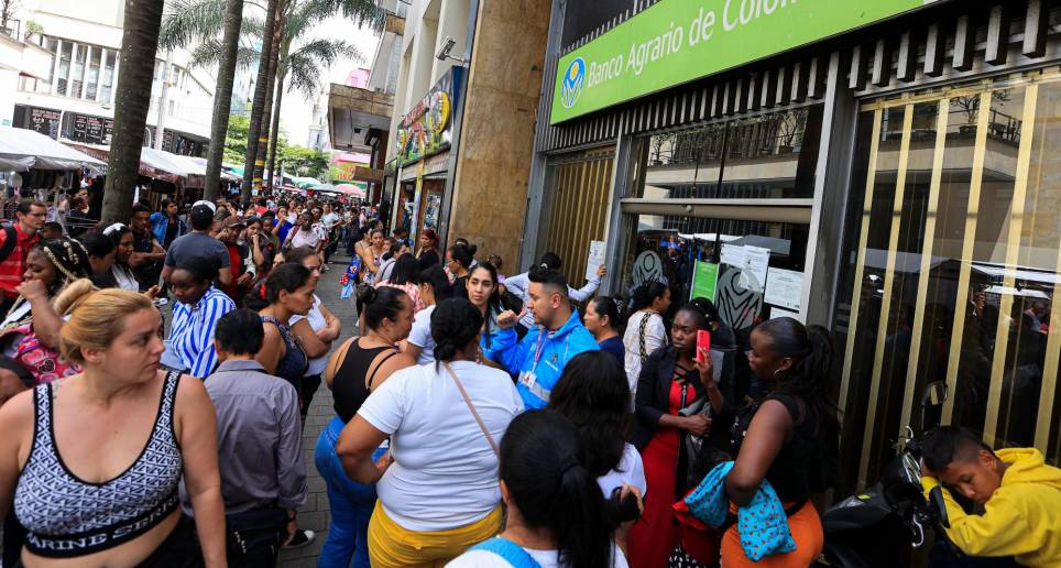 Esta semana cientos de beneficiarios del programa Tránsito a Renta Ciudadana comenzaron a aglomerarse a las afueras de la sede del Banco Agrario en el centro de Medellín, ubicada en la carrera Carabobo, a su cruce con la calle Colombia. FOTO MANUEL SALDARRIAGA