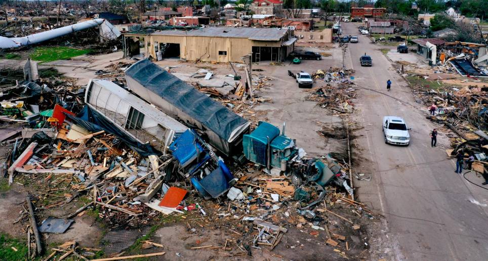 Biden puso fondos federales a disposición de las personas afectadas por los tornados. FOTO: Getty