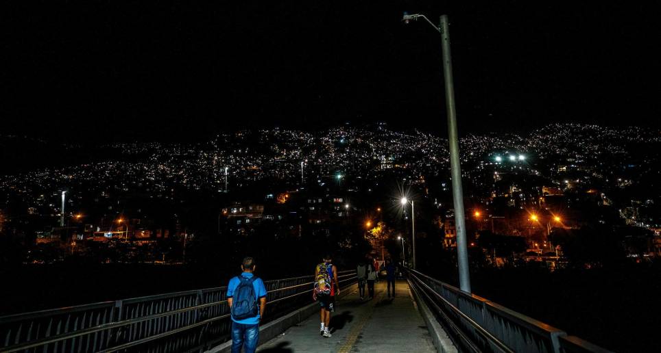 Medellín parece discoteca al aire libre: ¿qué pasa con el alumbrado?