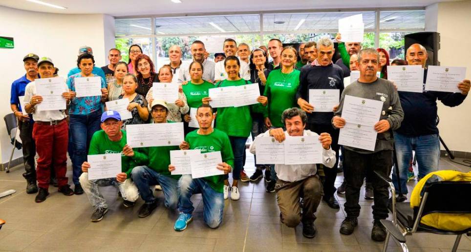 El evento en el que se entregó la certificación a los recicladores tuvo lugar en la biblioteca Débora Arango. FOTO: Cortesía.