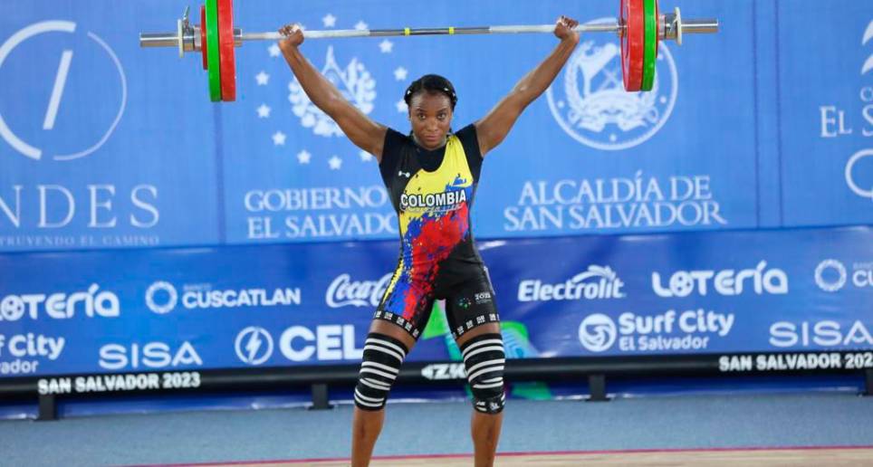 La vallecaucana Yenny Álvarez sumó dos medallas de oro para el país en las pruebas de arranque y total. Las pesas le han dado a Colombia nueve preseas doradas en las justas. FOTO cortesía coc