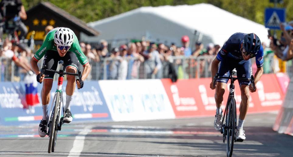 Filippo Zana (izquierda) tuvo más arrestos físicos que Pinot para triunfar en el Giro. A sus 24 años de edad el italiano logró su primera victoria en una gran vuelta. FOTO AFP