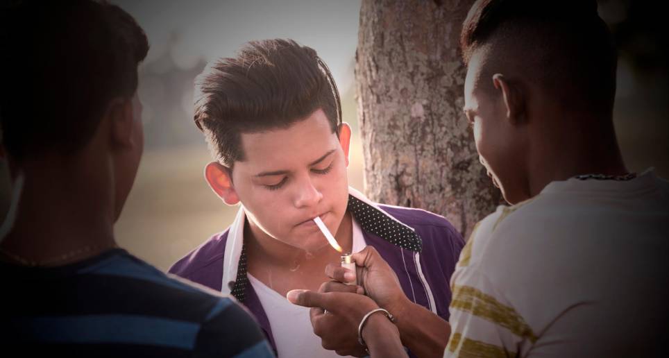 Colombianos comienzan a fumar desde los 15 años