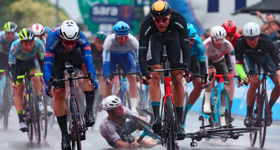 Groves (izquierda) fue el más veloz y astuto para ganar la etapa cinco del Giro. FOTO AFP