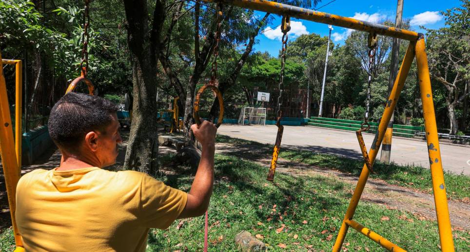 Los habitantes de Carlos E. Restrepo lamentan que no les hayan reparado la placa polideportiva. FOTO MANUEL SALDARRIAGA