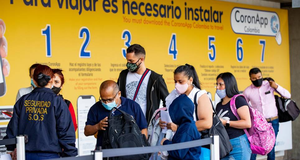 Actualmente el uso de tapabocas es obligatorio en aeropuertos. FOTO: Jaime Pérez - Archivo EC