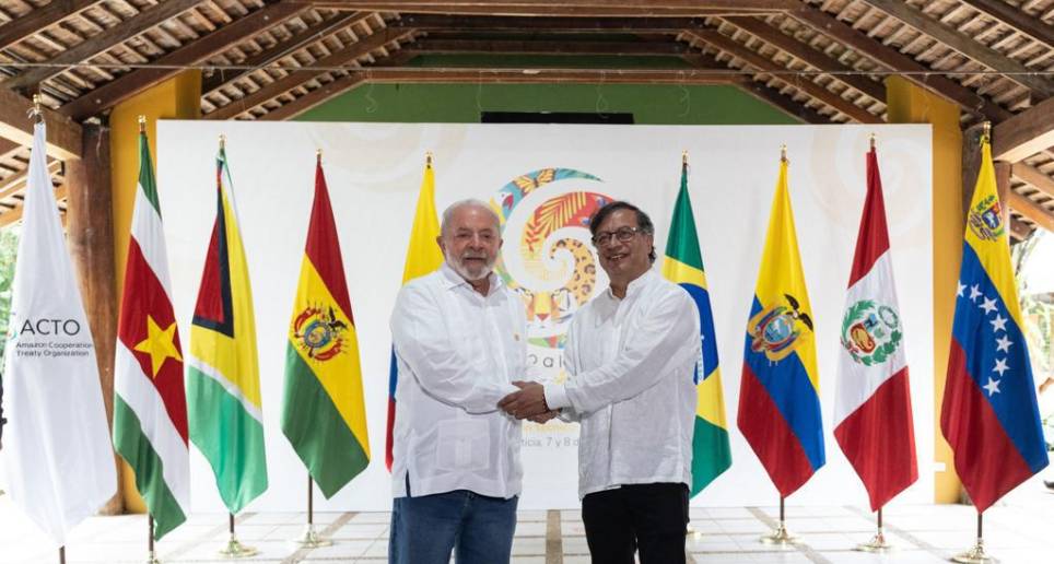 El presidente colombiano recibió a su homólogo brasileño en la sede de la Universidad Nacional en Leticia. FOTO: Cortesía Cancillería