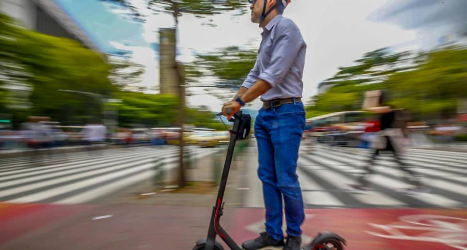 Las patinetas eléctricas se volvieron en una opción de movilidad para las personas que no quieren usar el transporte público. FOTO Camilo Suárez