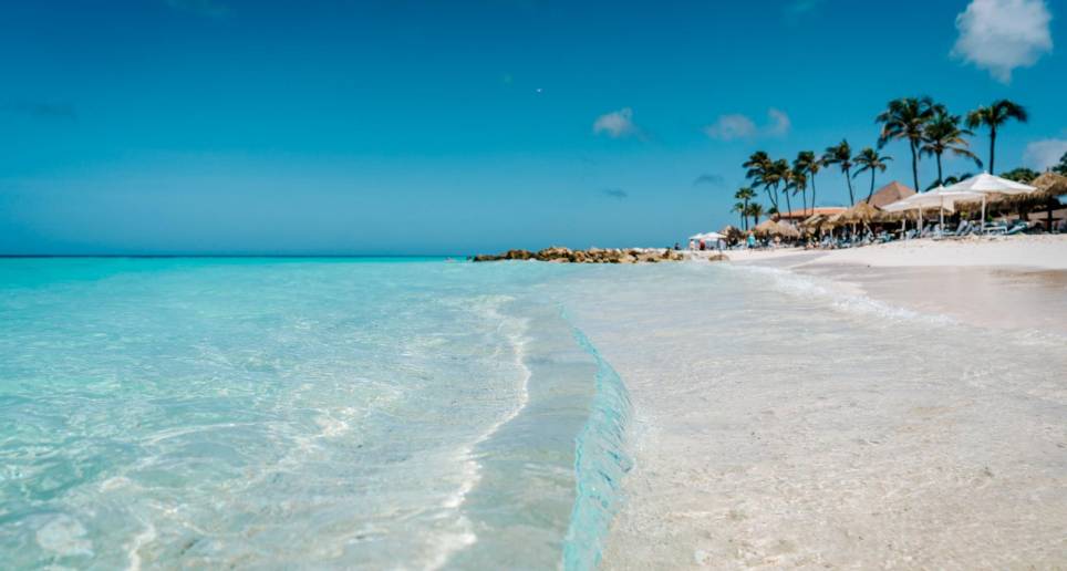 Disfrutar de la playa en Manchebo Beach, de un paseo por las coloridas calles del distrito San Nicolás o visitar la planta de Aruba Aloe son algunos planes que ofrece la isla. FOTO CORTESÍA ATA 