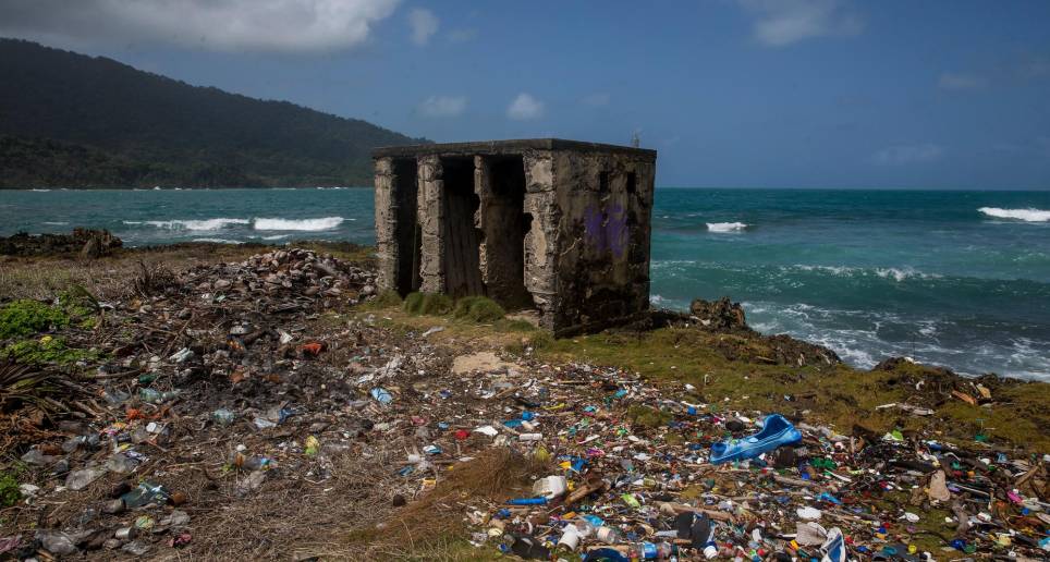 Contaminación por plástico en el pueblo La Miel en el corregimiento de Puerto Obaldía, Panamá, cerca a la frontera con Colombia en el Mar Caribe. Foto El Colombiano.