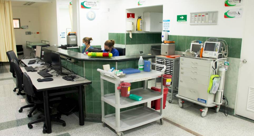 En Castilla están cambiando puertas y ventanas en mal estado y haciendo mantenimiento de pisos, entre otras cosas. FOTO CORTESÍA 