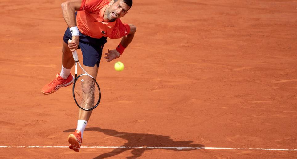 Novak Djokovic, de 36 años, impone jerarquía en el tenis mundial. Este domingo es el favorito en el duelo ante Casper Ruud, de 24 años, y quien ya sabe lo que es jugar una final de Roland Garros. FOTOs AFP