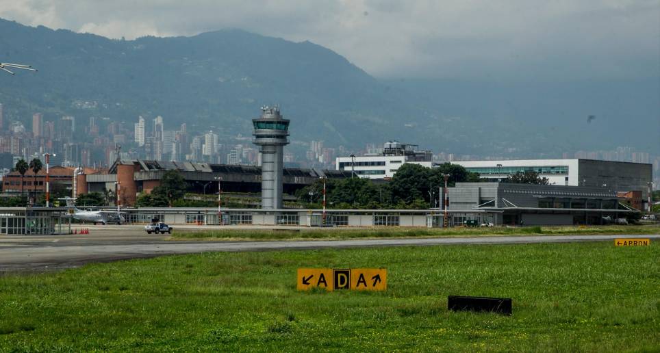 El aeropuerto Olaya Herrera presenta demoras en la operación por causa del clima. FOTO Julio César Hererra