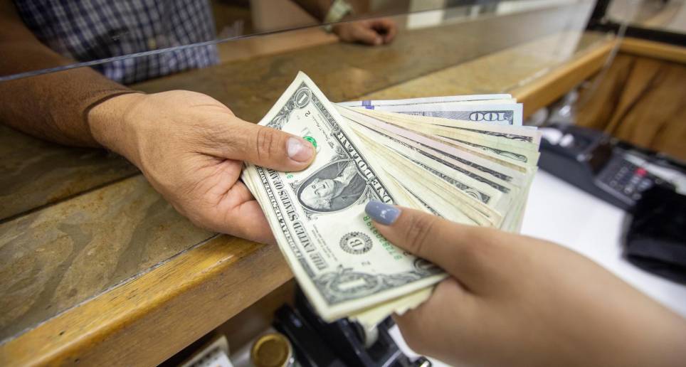 Durante la jornada, la divisa alcanza mínimos de $4.155,55, y máximos de $4.157. Además, se han negociado US$3,2 millones en 4 transacciones. FOTO Carlos Alberto Velásquez