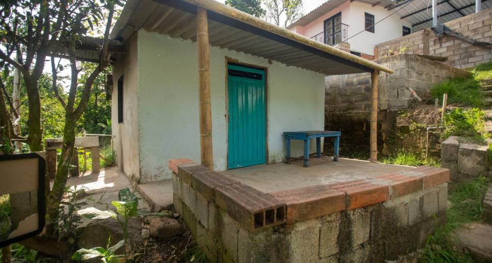 En esta vivienda de la vereda San Lorenzo, a un costado de la autopista Medellín-Bogotá, se presentaron los hechos. La propiedad tuvo que ser arreglada después del intento de linchamiento. FOTO CARLOS VELÁSQUEZ