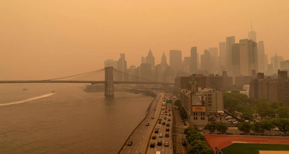 Así se ven los cielos de Nueva York (arriba), cubiertos por una capa tóxica y de color naranja que llegó desde Canadá por los incendios (abajo). FOTO AFP Y getty