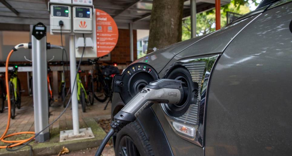 El arancel a los vehículos eléctricos fue eliminado en 2019, en un intento por promover la movilidad sostenible. Dicho impuesto podría volver producto de un décreto. FOTO Archivo El Colombiano