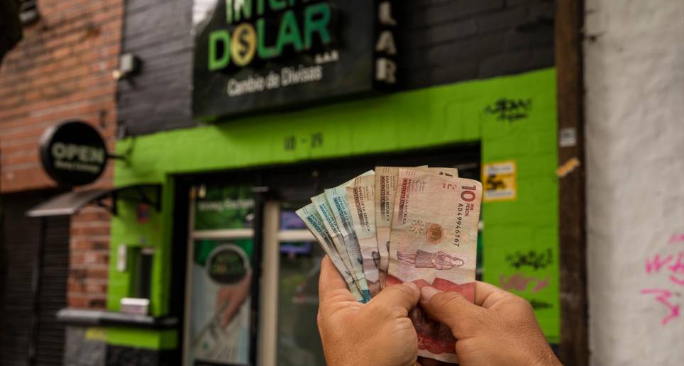 Durante la jornada, la divisa alcanza mínimos de $4.386,30 y máximos de $4.435. Además, se negociaron US$1.058 millones en 2.103 transacciones. FOTO Carlos Alberto Velásquez