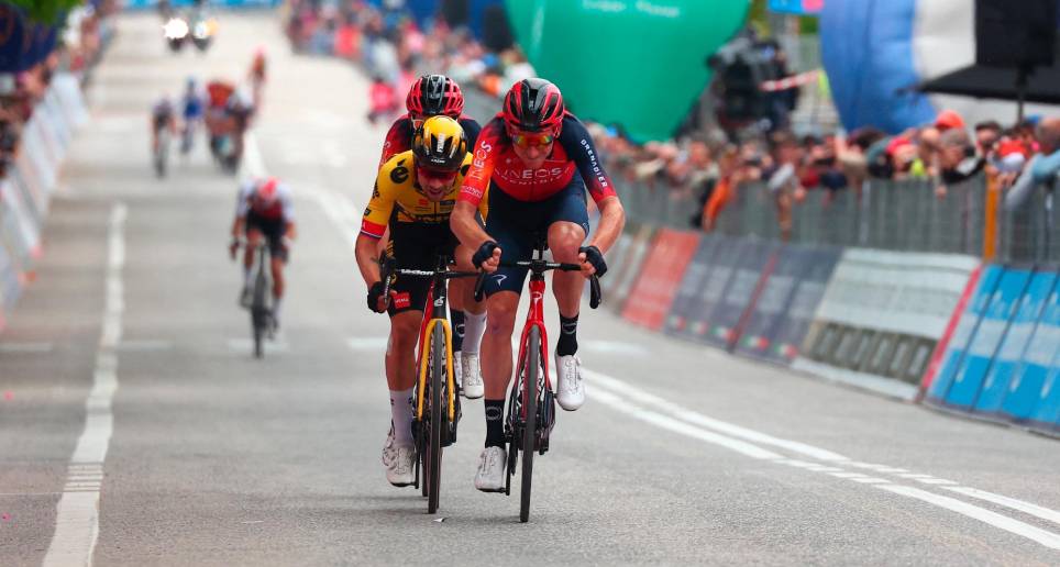 Primoz Roglic, tras su ataque rumbo a Fossombrone, encontró alianza con Tao Geoghegan Hart, ganador del Giro-2020, y su compañero Geraint Thomas, vencedor del Tour-2018. Remco sufrió. FOTO AFP