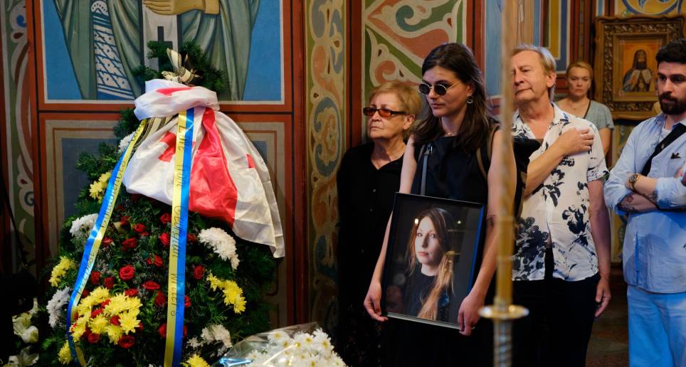 Unas 200 personas, entre ellas sus familiares y su hijo de 10 años, despidieron a Victoria Amelina en la catedral San Miguel de Kiev. FOTO GETTY